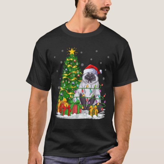 サンタヒマラヤの猫とふれあうクリスマスツリーファミリー Tシャツ (正面)