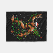 サンタビッグフートクリスマスツリークリスマスライトラおもしろいイズサス フリースブランケット (正面(横))