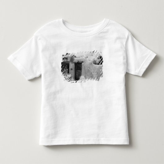 サンタフェの典型的なアドビ門と玄関 トドラーTシャツ (正面)