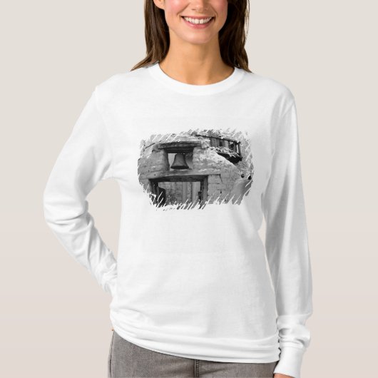 サンタフェの玄関にある荒々しいアドビのベル, ニュ Tシャツ (正面)