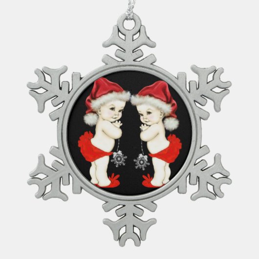 サンタベビーツインベビーガールクリスマス スノーフレークピューターオーナメント (正面)