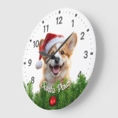 サンタポーズのコーギーとクリスマスリース ラージ壁時計 (傾斜)