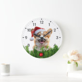 サンタポーズのコーギーとクリスマスリース ラージ壁時計 (ホーム)