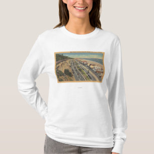 サンタモニカ、カリフォルニア-柵に沿うビーチ場面 Tシャツ