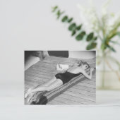 サンタンニング女性 ポストカード (スタンド正面)