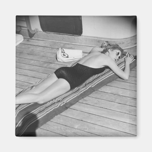 サンタンニング女性 マグネット (正面)