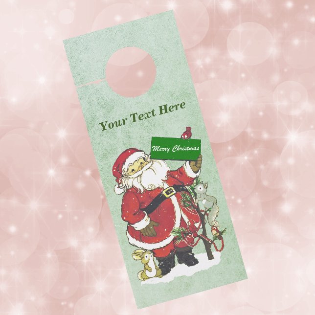 サンタ伝統的ツリの雪鳥が緑 ドアノブサイン (Santa in snow with animals and birds holding Merry Christmas sign on paper door knob hanger.)