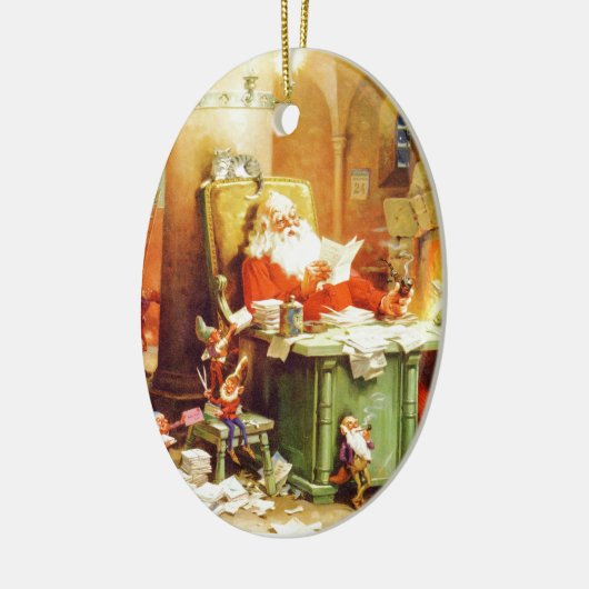 サンタ及び夫人クロース及び小妖精や小人は彼のリストを点検します セラミックオーナメント (左)