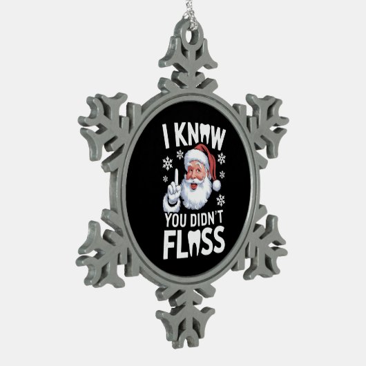 サンタ君が歯科の歯科医クリスマスをフロスしなかったのを知っている スノーフレークピューターオーナメント (左)