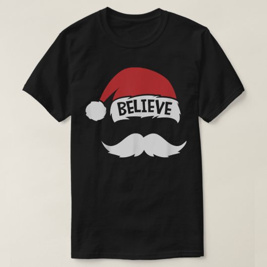 サンタ帽と口ひげの家族の再会 Believe という引用 Tシャツ (デザイン正面)