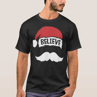 サンタ帽と口ひげの家族の再会 Believe という引用 Tシャツ