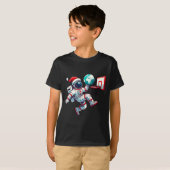 サンタ帽の宇宙飛行士が地球をダンクするバスケットボール Tシャツ (正面フル)