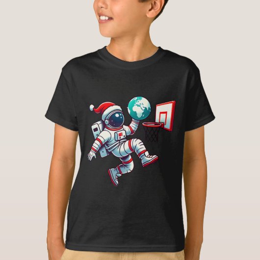 サンタ帽の宇宙飛行士が地球をダンクするバスケットボール Tシャツ (正面)