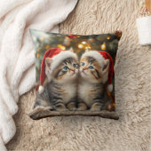 サンタ帽をかぶったかわいいクリスマス子猫 クッション (ブランケット)