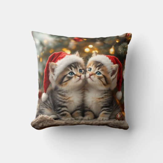 サンタ帽をかぶったかわいいクリスマス子猫 クッション (正面)