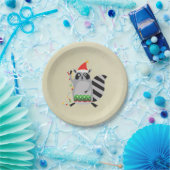 サンタ帽をかぶったアライグマがホリデーライトでもつれ込んだ ペーパープレート (パーティー)