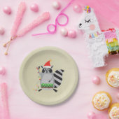 サンタ帽をかぶったアライグマがホリデーライトでもつれ込んだ ペーパープレート (パーティー)