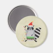 サンタ帽をかぶったアライグマがホリデーライトでもつれ込んだ マグネット (正面/裏面)