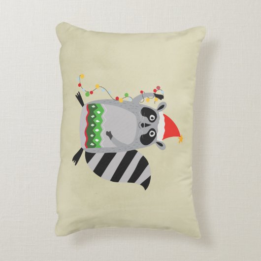 サンタ帽をかぶったラクーンがクリスマス灯に絡まった アクセントクッション (裏面(縦))