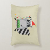 サンタ帽をかぶったラクーンがクリスマス灯に絡まった アクセントクッション (正面(垂直))
