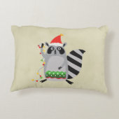 サンタ帽をかぶったラクーンがクリスマス灯に絡まった アクセントクッション (裏面)