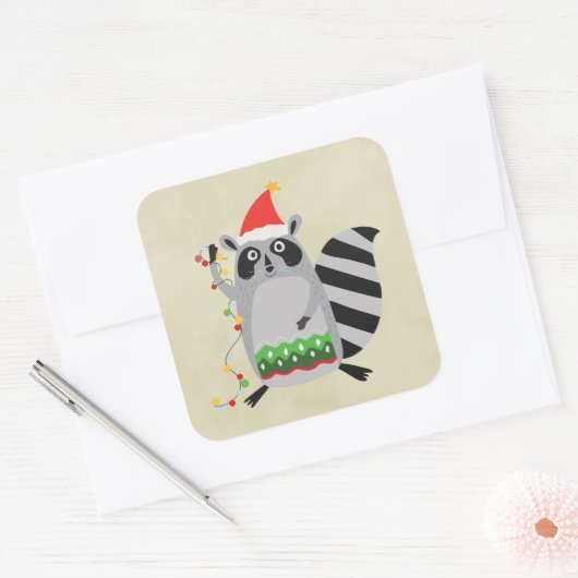 サンタ帽をかぶったラクーンがクリスマス灯に絡まった スクエアシール (封筒)