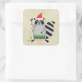 サンタ帽をかぶったラクーンがクリスマス灯に絡まった スクエアシール (バッグ)