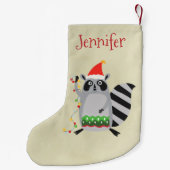 サンタ帽をかぶったラクーンがクリスマス灯に絡まった スモールクリスマスストッキング (裏面)