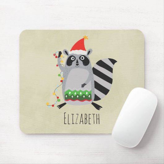 サンタ帽をかぶったラクーンがクリスマス灯に絡まった マウスパッド (マウス)