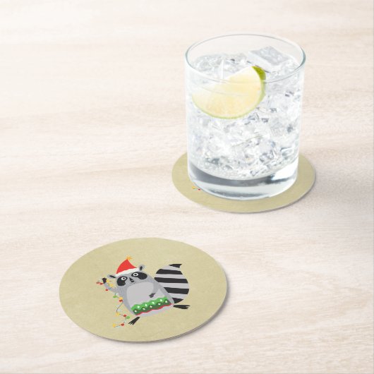 サンタ帽をかぶったラクーンがクリスマス灯に絡まった ラウンドペーパーコースター (インサイチュ)