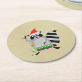 サンタ帽をかぶったラクーンがクリスマス灯に絡まった ラウンドペーパーコースター (アングル)