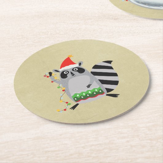 サンタ帽をかぶったラクーンがクリスマス灯に絡まった ラウンドペーパーコースター (アングル)