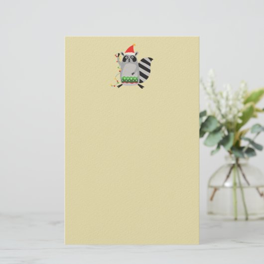 サンタ帽をかぶったラクーンがクリスマス灯に絡まった 便箋 (スタンド正面)