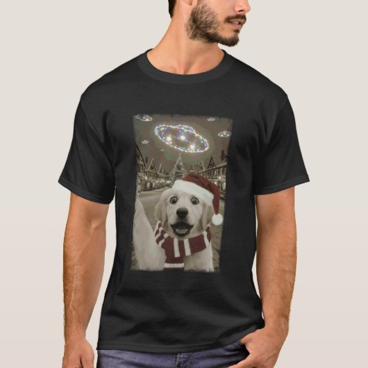 サンタ帽をかぶったレトリーバーの犬のUFOクリスマス自撮り Tシャツ (正面)