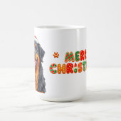 サンタ帽をかぶった元気な漫画の犬 コーヒーマグカップ (中央)