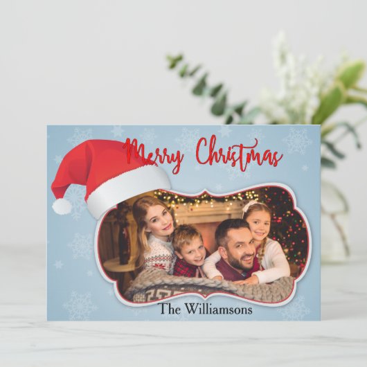 サンタ帽を被ったおしゃれなフレームで家族の写真を強調した、モダンなクリスマスカードのデザイン。お名前 シーズンカード (スタンド正面)