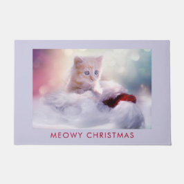 サンタ帽子でくつろぐかわいい子猫 メリークリスマス ドアマット