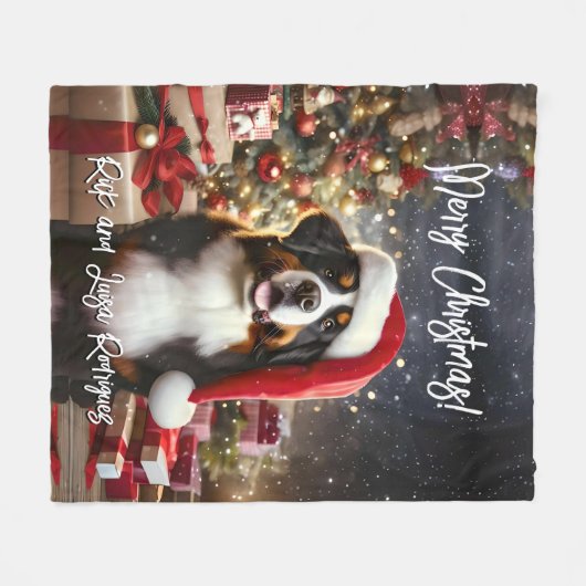 サンタ帽子と美しいベルネーゼ山犬 フリースブランケット (正面(横))