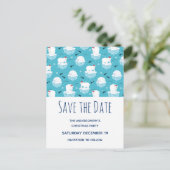 サンタ帽子のかわいいホッキョクグマSave the Date インビテーションポストカード (スタンド正面)