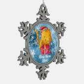 サンタ帽子のオレンジ色のタビー猫とギフト スノーフレークピューターオーナメント (左)