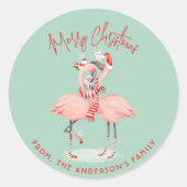 サンタ帽子のクリスマスを持つ熱帯ピンクのフラミンゴ ラウンドシール (正面)