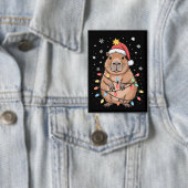 サンタ帽子のクリスマスカピバラ 電飾ツリー 缶バッジ (インサイチュ)