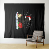 サンタ帽子のクリスマス猫の衣装を着た黒猫 タペストリー (インサイチュ(横))