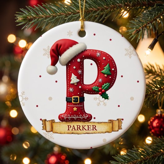 サンタ帽子の赤いクリスマス文字 P 名前 セラミックオーナメント