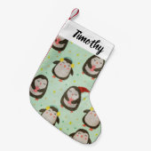 サンタ帽子をかぶったハッピーペンギンとイヤーマフ スモールクリスマスストッキング (正面 (吊り時))