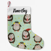 サンタ帽子をかぶったハッピーペンギンとイヤーマフ スモールクリスマスストッキング (正面)