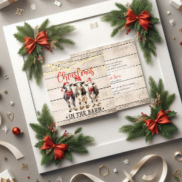 サンタ帽子をかぶった納屋の牛のクリスマス 招待状