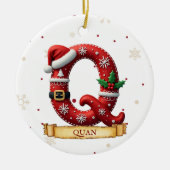 サンタ帽子 赤いクリスマス 文字 Q 名前 セラミックオーナメント (正面)
