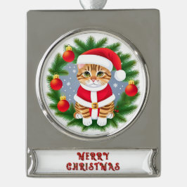 サンタ服を着たかわいいタビー猫 シルバープレートバナーオーナメント