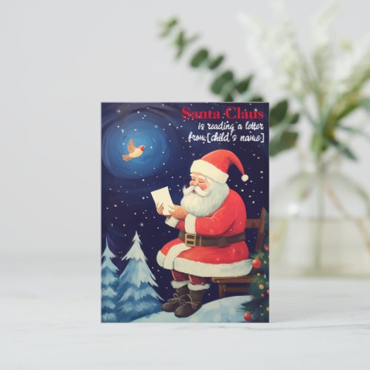サンタ読の手紙のレトロパーソナライズされたクリスマス ポストカード (スタンド正面)